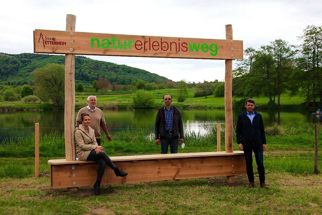 Astrid Hensle, Georg Riegger (von link...en Fischweihern der Fischzucht Riegger  | Foto: Erika Sieberts
