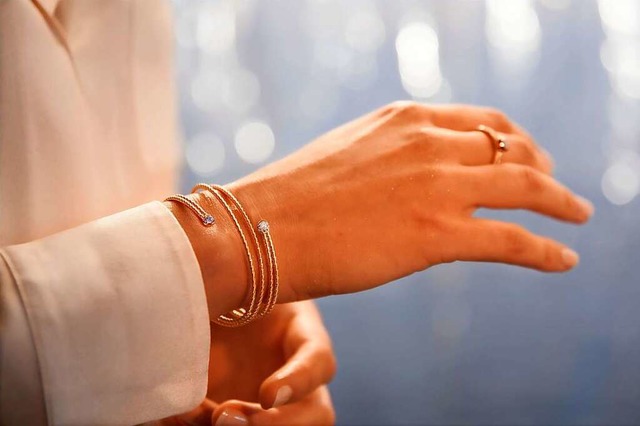 Das Armband aus &#8222;federndem Gold&...lenk &#8211; wie eine innige Umarmung.  | Foto: Wellendorff