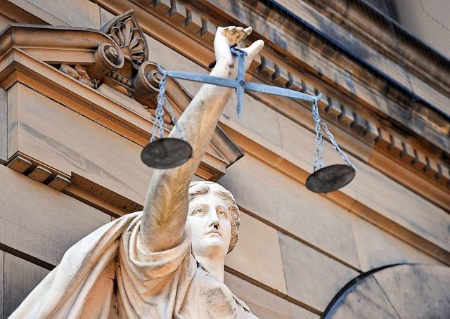 Symbolische Figur der Gttin Justitia vor einem Gerichtsgebude.   | Foto: Stefan Puchner