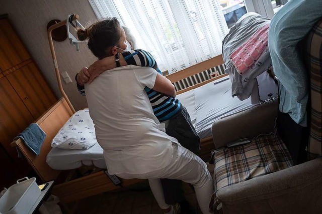 Wenn ltere Menschen zu Hause Pflege b...rfordert, sich Untersttzung zu holen.  | Foto: Sebastian Gollnow (dpa)