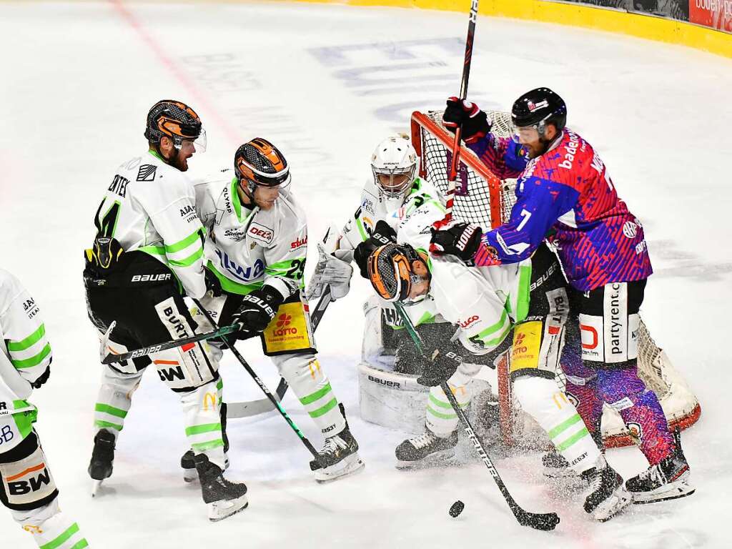 Der EHC Freiburg hat das entscheidende fnfte Duell der Halbfinalserie gegen die Bietigheim Steelers mit 2:4 verloren.