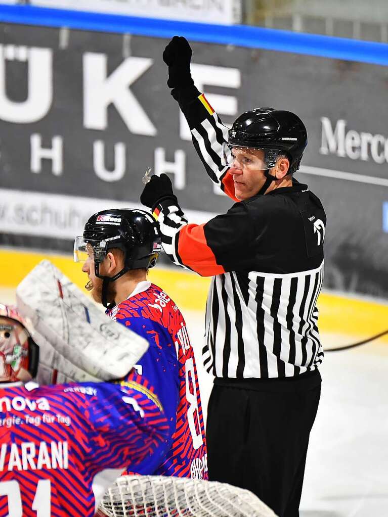 Der EHC Freiburg hat das entscheidende fnfte Duell der Halbfinalserie gegen die Bietigheim Steelers mit 2:4 verloren.