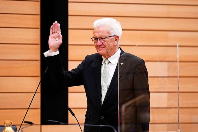 Winfried Kretschmann legt seinen Amtse... der grn-schwarzen Koalition gewhlt.  | Foto: Uwe Anspach (dpa)