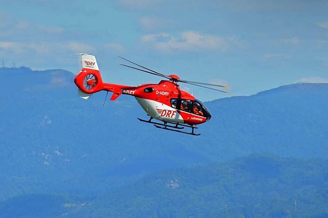 Auch ein Rettungshubschrauber ist wie auf diesem Symbolbild im Einsatz.  | Foto: Ralf Burgmaier