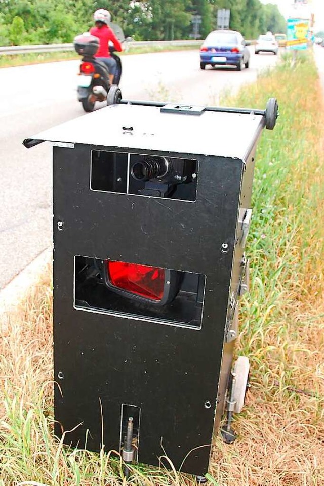 Die schon bekannte Blitzer-Tonne (Bild...t hat die Mlltonnenoptik nicht mehr.  | Foto: Hannes Lauber