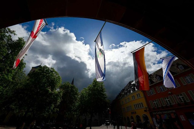 Schon vor vier Wochen beschlossen: diese Beflaggung am Freiburger Rathaus.  | Foto: Ingo Schneider