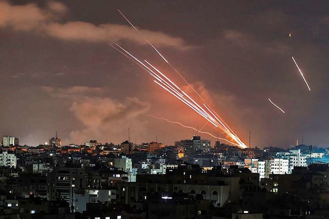 Die Hamas feuert Dutzende Raketen aus ...ante Palstinenser Israel mit Raketen.  | Foto: MAHMUD HAMS (AFP)