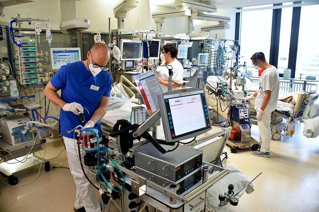 Die Zahl der Corona-Patienten in den F...igt die Intensivstation der Uniklinik.  | Foto: Thomas Kunz