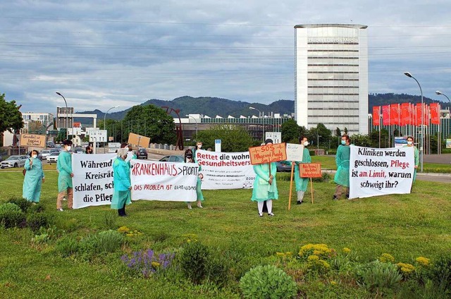 ffentlichkeitswirksam demonstrierten ... auf dem Messekreisel am Stadteingang.  | Foto: Wolfgang Achnitz