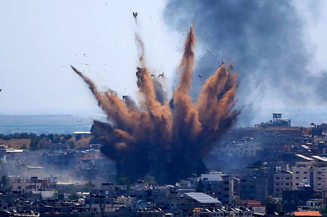 Gaza: Rauch steigt auf nach einem israelischen Luftangriffen.  | Foto: Hatem Moussa (dpa)