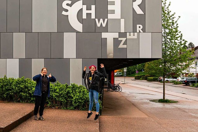 Sichtlich erleichtert: Paula Grunwald und Mona Seyl (von links)  | Foto: Hubert Gemmert