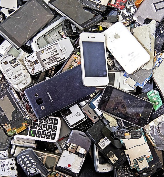 Rohstoffe aus alten Handys knnen wieder verwertet werden.  | Foto: Julian Stratenschulte