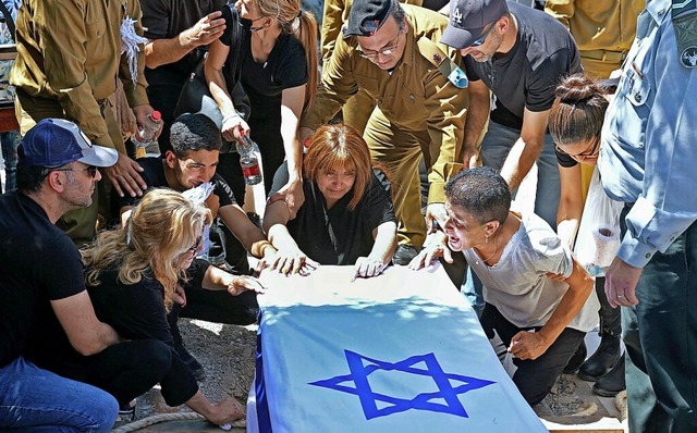 Israelis  in Elyakim im Norden des Lan...lstinensischen  Rakete gettet wurde.  | Foto: JACK GUEZ (AFP)