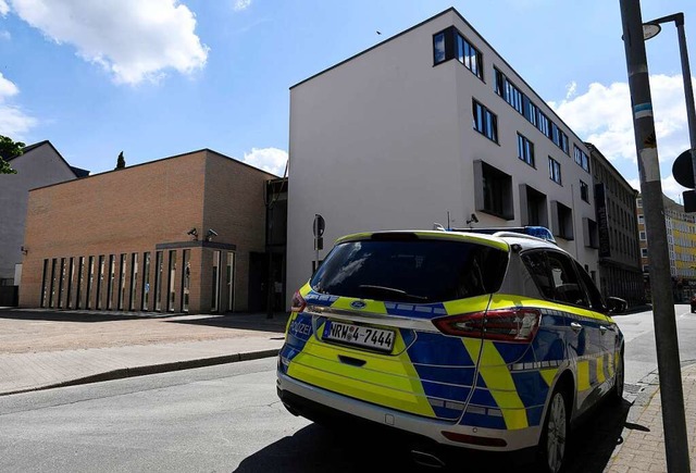 Polizeiwagen vor einer Synagoge in Gel...monstrationszug zu dem Gebude bewegt.  | Foto: Roberto Pfeil (dpa)