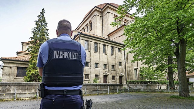 Mehr Schutz fr die Synagogen gibt es ... Beamte der Wachpolizei Prsenz zeigt.  | Foto: Frank Rumpenhorst (dpa)