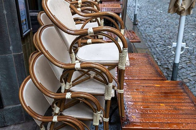 Bei vielen Gastronomen in Schopfheim bleiben die Sthle vorerst noch gestapelt.  | Foto: Hendrik Schmidt (dpa)