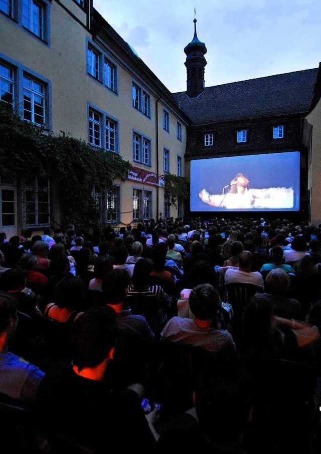 Das Sommernachtskino im Innenhof des S...as einzige Open-Air-Kino in der Stadt.  | Foto: Michael Bamberger