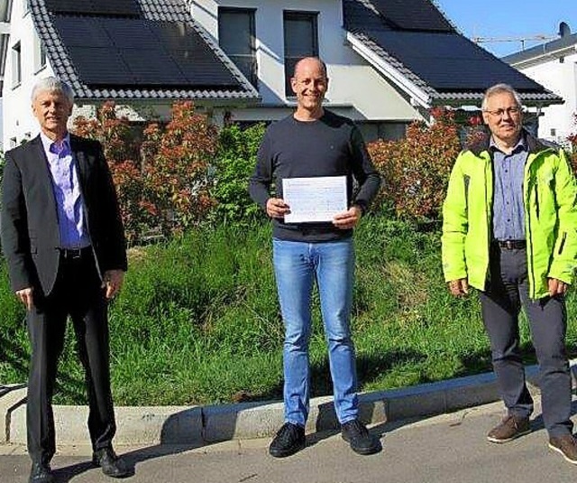 Brgermeister Michael Benitz (links) u... Martin Janke die ersten Frdergelder.  | Foto: Tiefbau- und Umweltamt Stadt Staufen