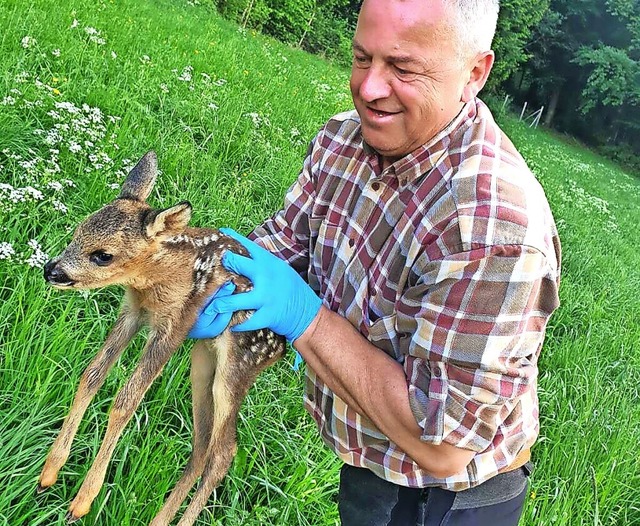 Jagdpchter Eduard Held freut sich: Das Kitz konnte gerettet werden.  | Foto: Privat