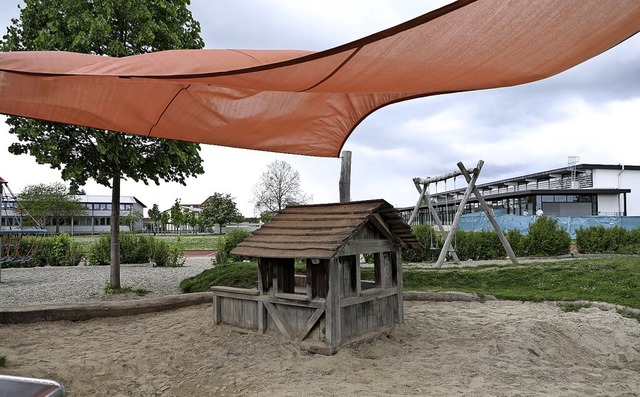 Das neue Sonnensegel auf dem Spielplatz hinter der Riedsporthalle in Ichenheim   | Foto: Christoph Breithaupt