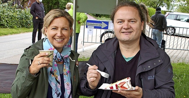 Andrea und Steffen Markoni aus Minseln freuen sich ber den Kuchen.  | Foto: Petra Wunderle