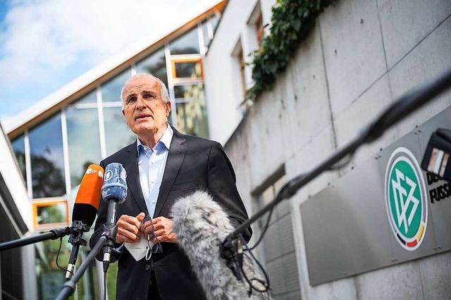 Christoph Schickhardt, Anwalt von DFB-...Freitag in Frankfurt ein Statement ab.  | Foto: Sebastian Gollnow (dpa)