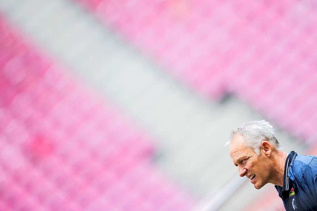 Freut sich auf das Spiel gegen den FC Bayern: SC-Trainer Christian Streich  | Foto: Rolf Vennenbernd (dpa)
