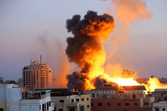 Rauchschwaden steigen nach einem israe...sich um Deeskalation im Gaza-Konflikt.  | Foto: Ashraf Amra (dpa)