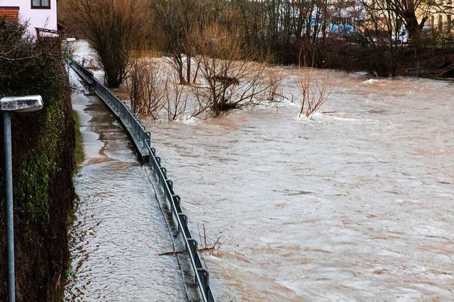 Manchmal, wie zuletzt im Februar 2021,...t es ber die Ufermauer bergetreten.   | Foto: Gabriele Zahn