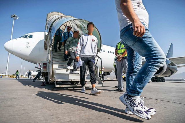 Aus Deutschland abgeschobene Afghanen 2019 auf dem Flughafen in Kabul  | Foto: Michael Kappeler