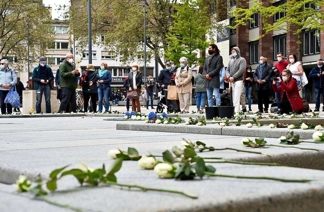 Weie Rosen auf dem Gedenkbrunnen auf ...nken an die Freiburger Opfer der Shoah  | Foto: Thomas Kunz