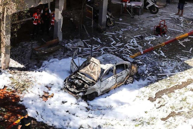 Israel, Ramat Gan: Ein ausgebranntes A... islamistischen Hamas getroffen wurde.  | Foto: Ilia Yefimovich (dpa)
