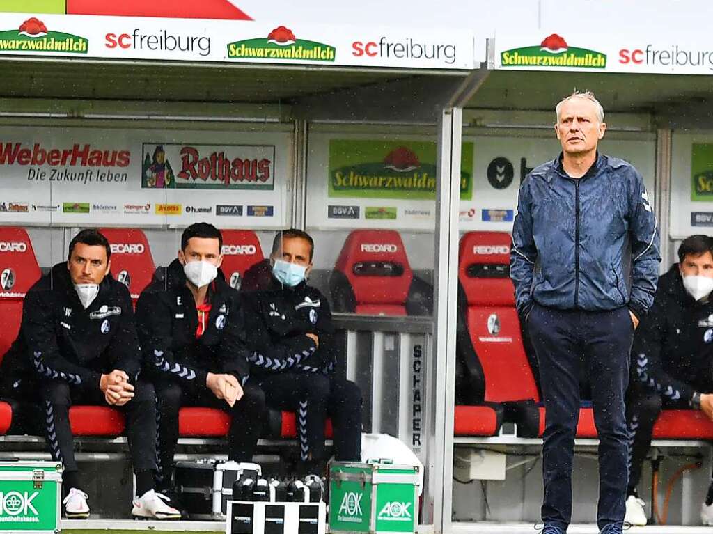 Christian Streich schaut seinen engagierten Spielern gegen die Bayern zu.