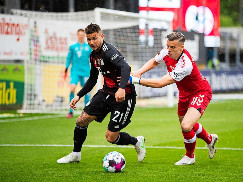 Ermedin Demirovic setzt Lucas Hernandez unter Druck.