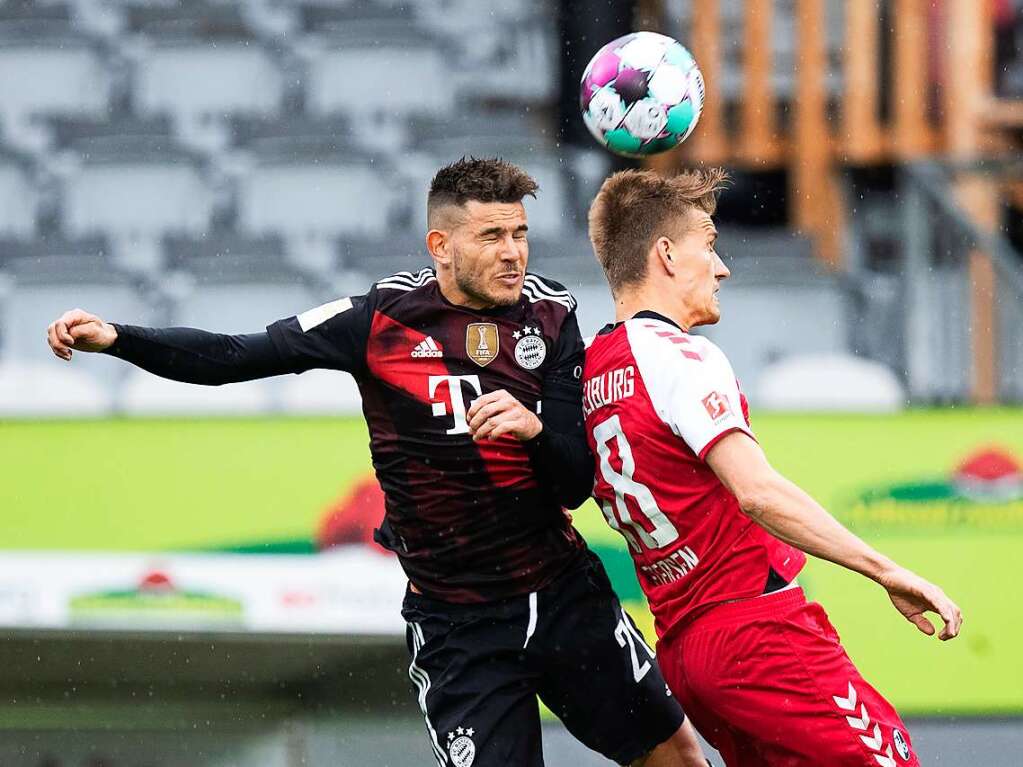 Nils Petersen im Kopfballduell mit Bayern Hernandez.