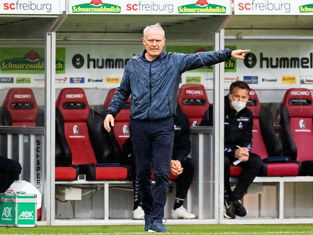 Christian Streich zeigt an, wohin es gehen soll.