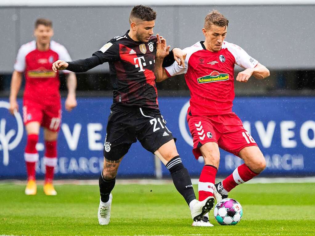 Nils Petersen im Zweikampf mit Bayern Hernandez.