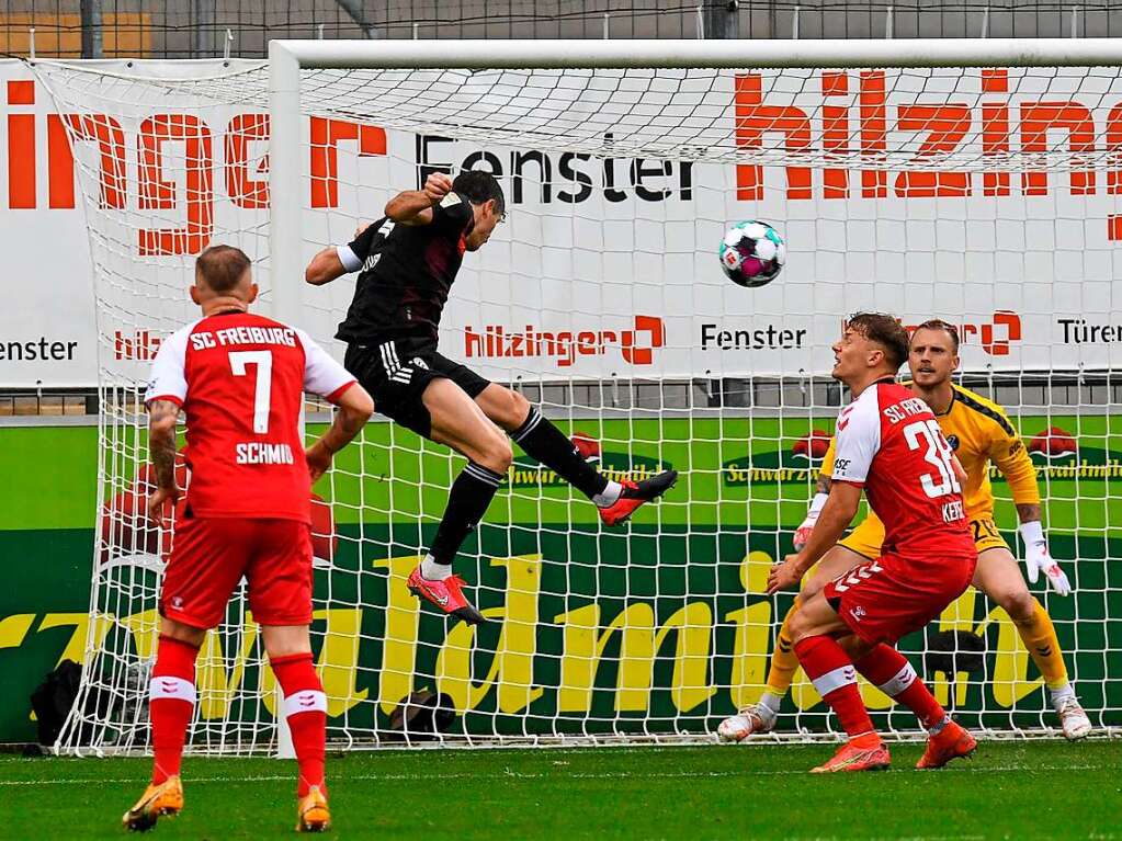 Robert Lewandowski probierte es in der Schlussphase auf alle erdenkliche Arten und Weise, das 41. Rekordtor wurde ihm aber verwehrt. Auch, weil SC-Keeper Mark Flekken immer wieder sensationell parierte.