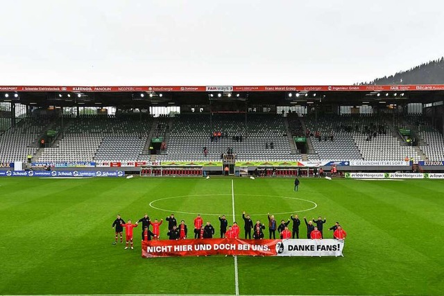 Die Freiburger Spieler verabschiedeten sich mit einem Banner.  | Foto: SC Freiburg/Achim Keller