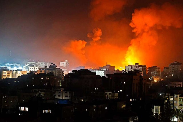 Im Nahen Osten reien die Attacken auf...nzeugenberichten fnf Huser zerstrt.  | Foto: MOHAMMED ABED (AFP)