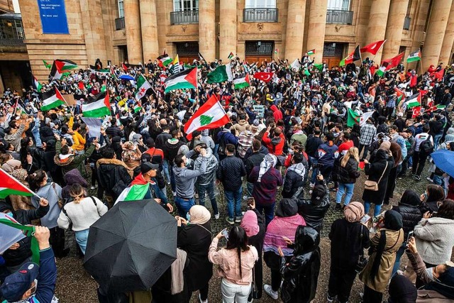 Zahlreiche Menschen versammeln sich vo...Lage im Nahen Osten aufmerksam machen.  | Foto: Christoph Schmidt (dpa)