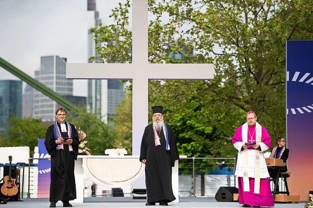 Vertreter der evangelischen, griechisc...n Kirchentags gemeinsam auf der Bhne.  | Foto: Sebastian Gollnow (dpa)