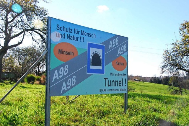 Der Streit um die Tunnellnge zwischen...Schild wurde bereits 2015 aufgestellt.  | Foto: Ralf Staub