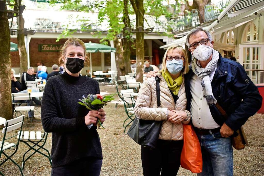 Das Ehepaar Teichmann berrascht Caro ...rling-Biergarten mit einem Struchen.  | Foto: Thomas Kunz