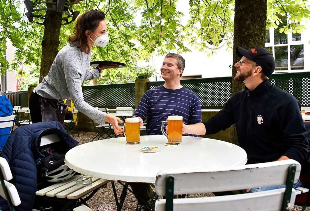 Alexander Frank und Fabian Mlhaupt  s...ola Distler eingeschenkt (von rechts).  | Foto: Thomas Kunz
