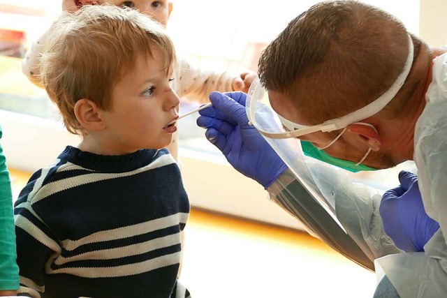 Lolli-Tests in der Kita: Zweimal wche... Corona-Test fr die Kinder angeboten.  | Foto: Juliane Khnemund