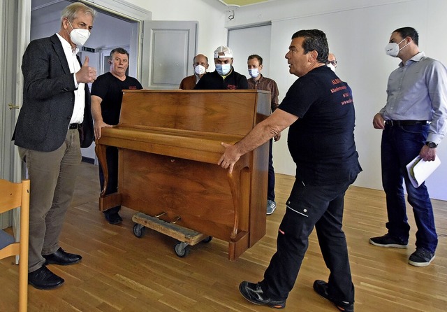 Zehn Mietklaviere wurden jetzt ins Rot...inks deren Vorsitzender Klaus Schle.   | Foto: Michael Bamberger