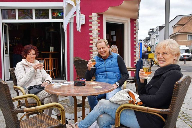 Knapp ist nach wie vor das Rheinfelder...zapftes Bierchen serviert zu bekommen.  | Foto: Horatio Gollin