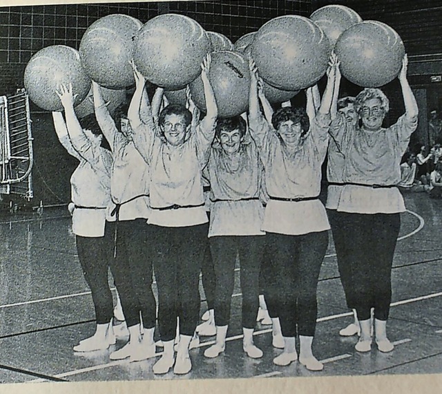Eine von Trudel Schurrs  Frauengruppen (1986), sie steht vorne in der Mitte  | Foto: Ulrike Le Bras