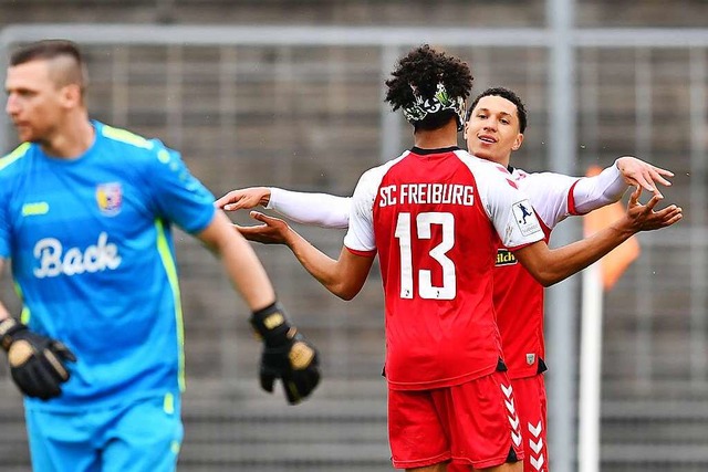 Die Freiburger Kevin Schade (Nummer 13...der fnf Treffer gegen Stadtallendorf.  | Foto: Achim Keller